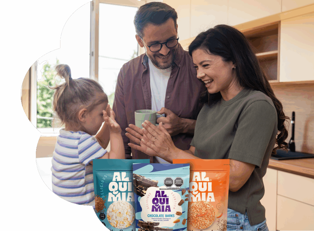 Familia compartiendo un momento feliz con snacks de Alquimia